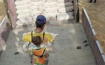 Chấp nhận khổ cực, những ông bố này vẫn “gồng mình” đem theo con nhỏ mưu sinh khắp nơi Chấp nhận khổ cực, những ông bố này vẫn “gồng mình” đem theo con nhỏ mưu sinh khắp nơi