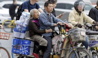 Câu chuyện cảm động về người con đưa mẹ đi làm cùng suốt 7 năm trên chiếc xe đạp điện Câu chuyện cảm động về người con đưa mẹ đi làm cùng suốt 7 năm trên chiếc xe đạp điện
