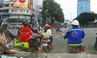 Vì sao tìm được tên cướp kéo lê cô gái hàng chục mét ở Q1? Vì sao tìm được tên cướp kéo lê cô gái hàng chục mét ở Q1?