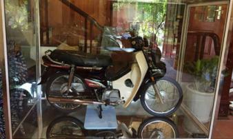 Xôn xao Honda Dream II để trong tủ kính giá vài lô đất Hà Nội Xôn xao Honda Dream II để trong tủ kính giá vài lô đất Hà Nội