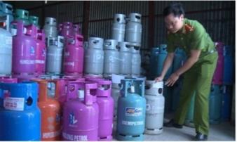 Thái Bình: Bắt quả tang cơ sở sang chiết gas trái phép, giả hàng loạt thương hiệu nổi tiếng Thái Bình: Bắt quả tang cơ sở sang chiết gas trái phép, giả hàng loạt thương hiệu nổi tiếng