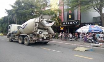 Người thân khóc ngất bên thi thể bé trai 8 tuổi bị xe trộn bê tông cán Người thân khóc ngất bên thi thể bé trai 8 tuổi bị xe trộn bê tông cán