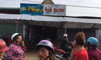 Thấy chồng bị người mua hàng đâm gục, vợ chạy ra can ngăn cũng bị đâm chết tại chỗ Thấy chồng bị người mua hàng đâm gục, vợ chạy ra can ngăn cũng bị đâm chết tại chỗ