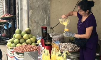 Chưa từng có: 20 ngàn/lít, nước ép hàng sang bán đầy vỉa hè Hà Nội Chưa từng có: 20 ngàn/lít, nước ép hàng sang bán đầy vỉa hè Hà Nội