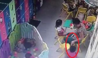 TP.HCM: Phẫn nộ cảnh bảo mẫu vừa cho trẻ ăn vừa tát liên tiếp khiến bé ngã nhào TP.HCM: Phẫn nộ cảnh bảo mẫu vừa cho trẻ ăn vừa tát liên tiếp khiến bé ngã nhào