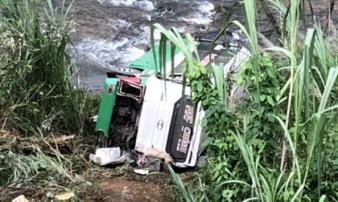 Xe khách lao vực đèo Lò Xo, 3 người chết, 19 người bị thương Xe khách lao vực đèo Lò Xo, 3 người chết, 19 người bị thương
