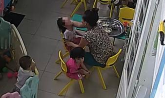 Bố bé gái bị giáo viên mầm non tát liên tiếp vào mặt: 'Phải xử lý nghiêm theo pháp luật' Bố bé gái bị giáo viên mầm non tát liên tiếp vào mặt: 'Phải xử lý nghiêm theo pháp luật'