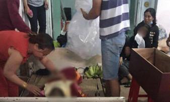 Vụ bé gái 4 tuổi nghi bị hai người bạn của bố đánh tử vong, vứt xác: 'Tóc con bị bứt, bụng có nhiều vết châm tàn thuốc lá' Vụ bé gái 4 tuổi nghi bị hai người bạn của bố đánh tử vong, vứt xác: 'Tóc con bị bứt, bụng có nhiều vết châm tàn thuốc lá'