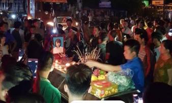 Người thân 2 thiếu nữ tử vong ở Hưng Yên mang quan tài ra phố Người thân 2 thiếu nữ tử vong ở Hưng Yên mang quan tài ra phố