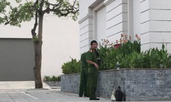 Nữ sinh Đại học Vinh rơi từ tầng 5 ký túc xá xuống đất Nữ sinh Đại học Vinh rơi từ tầng 5 ký túc xá xuống đất