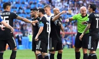 Nổi loạn ở Argentina: 'Đại ca' Messi & đồng đội “lật ghế” HLV, già trẻ đánh nhau Nổi loạn ở Argentina: 'Đại ca' Messi & đồng đội “lật ghế” HLV, già trẻ đánh nhau