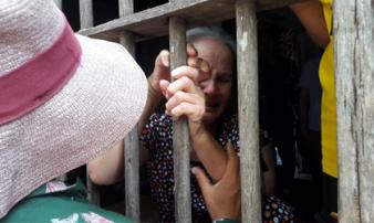 Quê nhà đau đớn đón thi thể các nạn nhân trong vụ lật xe ở Lào trở về Quê nhà đau đớn đón thi thể các nạn nhân trong vụ lật xe ở Lào trở về