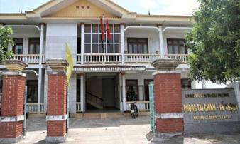 Nữ chuyên viên Phòng Tài chính-Kế hoạch huyện tố đồng nghiệp giở trò sàm sỡ Nữ chuyên viên Phòng Tài chính-Kế hoạch huyện tố đồng nghiệp giở trò sàm sỡ