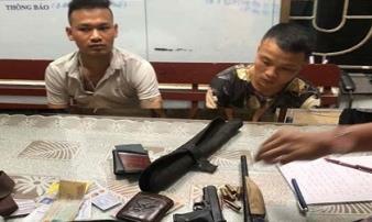 Hai thanh niên vác súng đã lên đạn nghênh ngang dạo phố Hai thanh niên vác súng đã lên đạn nghênh ngang dạo phố