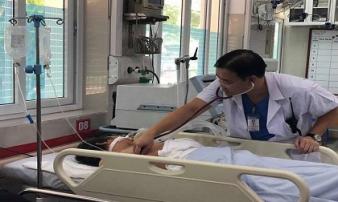 Người đàn ông gục bên đường nghi do sốc nhiệt, bác sĩ cảnh báo: Uống hạ sốt là vô nghĩa Người đàn ông gục bên đường nghi do sốc nhiệt, bác sĩ cảnh báo: Uống hạ sốt là vô nghĩa