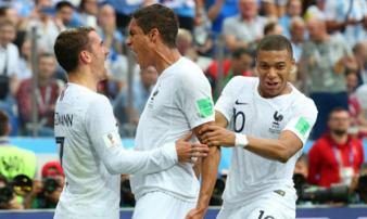 Uruguay - Pháp: Đánh đầu cháy lưới, đại thảm họa 'người nhện' (World Cup 2018) Uruguay - Pháp: Đánh đầu cháy lưới, đại thảm họa 'người nhện' (World Cup 2018)