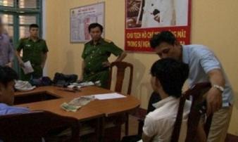 Bắt “nóng” kẻ vung dao đâm nhân viên cửa hàng sim card, cướp tiền Bắt “nóng” kẻ vung dao đâm nhân viên cửa hàng sim card, cướp tiền