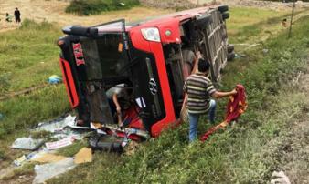 Khởi tố tài xế vụ lật xe khách khiến 2 chị em tử vong Khởi tố tài xế vụ lật xe khách khiến 2 chị em tử vong