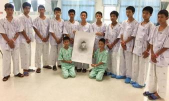 Toàn đội bóng Thái để tang thợ lặn hy sinh Toàn đội bóng Thái để tang thợ lặn hy sinh