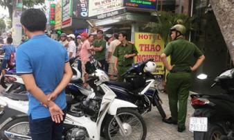 Cảnh sát nổ súng trấn áp kẻ cướp hung hãn trên phố Sài Gòn Cảnh sát nổ súng trấn áp kẻ cướp hung hãn trên phố Sài Gòn