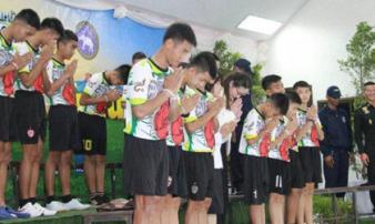 Các cậu bé của đội bóng Lợn Rừng kể lại diễn biến trong hang, cùng gửi lời cầu nguyện tới người lính Navy SEAL đã thiệt mạng Các cậu bé của đội bóng Lợn Rừng kể lại diễn biến trong hang, cùng gửi lời cầu nguyện tới người lính Navy SEAL đã thiệt mạng