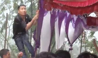 Đám cưới ngày bão: Trai tráng thay nhau giữ rạp cho khỏi bay mất để mọi người yên tâm ăn cỗ Đám cưới ngày bão: Trai tráng thay nhau giữ rạp cho khỏi bay mất để mọi người yên tâm ăn cỗ