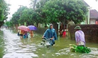 Nghệ An: Nước lũ cô lập gần 60 hộ dân, hàng trăm ngôi nhà hư hỏng Nghệ An: Nước lũ cô lập gần 60 hộ dân, hàng trăm ngôi nhà hư hỏng