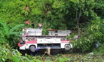 Xe giường nằm lao vực sâu ở Cao Bằng, ít nhất 4 người chết Xe giường nằm lao vực sâu ở Cao Bằng, ít nhất 4 người chết