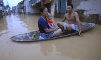 Ngập lụt ở Hà Nội: Cả nhà phải lên thuyền sống Ngập lụt ở Hà Nội: Cả nhà phải lên thuyền sống