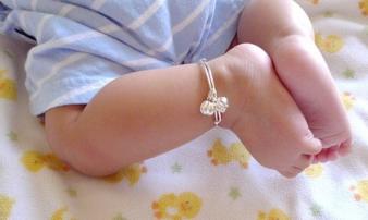Nguy hiểm chết người từ chiếc vòng bạc mà hàng ngàn em bé đang đeo trên người Nguy hiểm chết người từ chiếc vòng bạc mà hàng ngàn em bé đang đeo trên người
