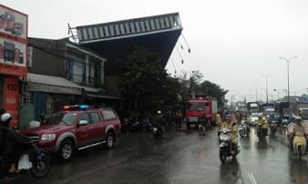 TP.HCM: Tấm biển khổng lồ từ “trên trời” rơi xuống, hai người thương vong TP.HCM: Tấm biển khổng lồ từ “trên trời” rơi xuống, hai người thương vong
