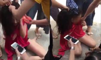 Hotgirl bị cắt tóc, xé quần áo, bắt đọc mật khẩu điện thoại vì nghi cặp bồ với đại gia Hotgirl bị cắt tóc, xé quần áo, bắt đọc mật khẩu điện thoại vì nghi cặp bồ với đại gia