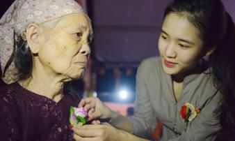 Nét đẹp nghi lễ bông hồng cài áo đón Vu lan Nét đẹp nghi lễ bông hồng cài áo đón Vu lan