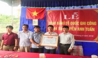 Trao bằng Tổ quốc ghi công cho nam sinh quên mình cứu bạn Trao bằng Tổ quốc ghi công cho nam sinh quên mình cứu bạn