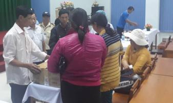 Vĩnh Long: Hai thai nhi gần sinh bỗng chết lưu trong bụng mẹ, gia đình bệnh nhân vây kín bệnh viện đòi làm rõ Vĩnh Long: Hai thai nhi gần sinh bỗng chết lưu trong bụng mẹ, gia đình bệnh nhân vây kín bệnh viện đòi làm rõ
