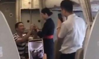Nữ tiếp viên hàng không mất việc vì màn cầu hôn trên máy bay của bạn trai Nữ tiếp viên hàng không mất việc vì màn cầu hôn trên máy bay của bạn trai