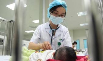 Tự ý uống kháng sinh, truyền dịch khi bị sốt virus, bác sĩ cảnh báo: Sai lầm tai hại! Tự ý uống kháng sinh, truyền dịch khi bị sốt virus, bác sĩ cảnh báo: Sai lầm tai hại!