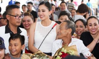 Hoa hậu Trần Tiểu Vy bật khóc trong sự chào đón nồng nhiệt ở quê nhà Hoa hậu Trần Tiểu Vy bật khóc trong sự chào đón nồng nhiệt ở quê nhà