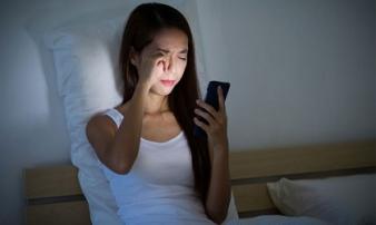 Dùng điện thoại trước khi đi ngủ cần đặc biệt chú ý điều này để tự bảo vệ mình, nhất là điều số 2 Dùng điện thoại trước khi đi ngủ cần đặc biệt chú ý điều này để tự bảo vệ mình, nhất là điều số 2