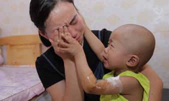 Biết gia đình không đủ tiền chữa, cậu bé ung thư lau nước mắt cho mẹ: 'Mẹ ơi, đừng khóc' Biết gia đình không đủ tiền chữa, cậu bé ung thư lau nước mắt cho mẹ: 'Mẹ ơi, đừng khóc'