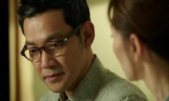 Bức ảnh trong ngăn bàn hé lộ mối quan hệ giữa bố chồng giàu có và chị dâu nghèo khổ Bức ảnh trong ngăn bàn hé lộ mối quan hệ giữa bố chồng giàu có và chị dâu nghèo khổ