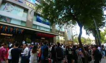 Gạt nhầm hệ thống báo cháy ở tòa nhà Vincom Center, hàng nghìn người tháo chạy Gạt nhầm hệ thống báo cháy ở tòa nhà Vincom Center, hàng nghìn người tháo chạy
