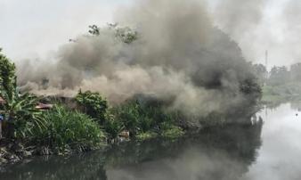 Khói lửa bao trùm cơ sở thu mua ve chai cạnh dãy nhà trọ ở Sài Gòn, hàng chục người bỏ chạy tán loạn Khói lửa bao trùm cơ sở thu mua ve chai cạnh dãy nhà trọ ở Sài Gòn, hàng chục người bỏ chạy tán loạn
