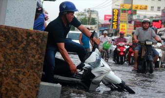 Đỉnh triều cường ở Sài Gòn vượt mức báo động 3 Đỉnh triều cường ở Sài Gòn vượt mức báo động 3