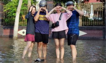 Ngập lịch sử ở Cần Thơ: Đua nhau tạo dáng cảnh 'sông tràn' làng biệt thự Ngập lịch sử ở Cần Thơ: Đua nhau tạo dáng cảnh 'sông tràn' làng biệt thự