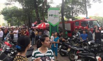 Cháy lớn chung cư vạn dân ở Linh Đàm, nhiều cư dân hoảng hốt tháo chạy ra ngoài Cháy lớn chung cư vạn dân ở Linh Đàm, nhiều cư dân hoảng hốt tháo chạy ra ngoài
