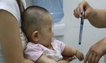 Tưởng con 3 tháng đã biết đứng là phát triển vượt trội, bố mẹ không ngờ bé mắc bệnh nặng Tưởng con 3 tháng đã biết đứng là phát triển vượt trội, bố mẹ không ngờ bé mắc bệnh nặng