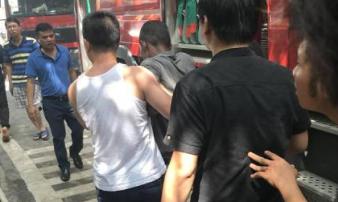 Mẹ bế con nhảy khỏi biệt thự Trung Văn đang cháy Mẹ bế con nhảy khỏi biệt thự Trung Văn đang cháy