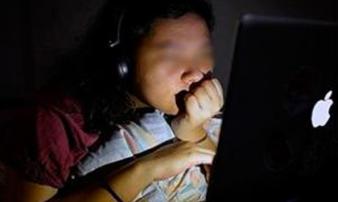 Cô gái suýt mù mắt vì có sở thích giống nhiều chị em Cô gái suýt mù mắt vì có sở thích giống nhiều chị em