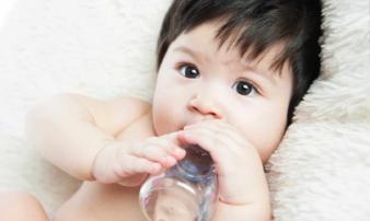 Những tác hại mẹ chưa lường trước khi cho con trên 1 tuổi bú bình Những tác hại mẹ chưa lường trước khi cho con trên 1 tuổi bú bình